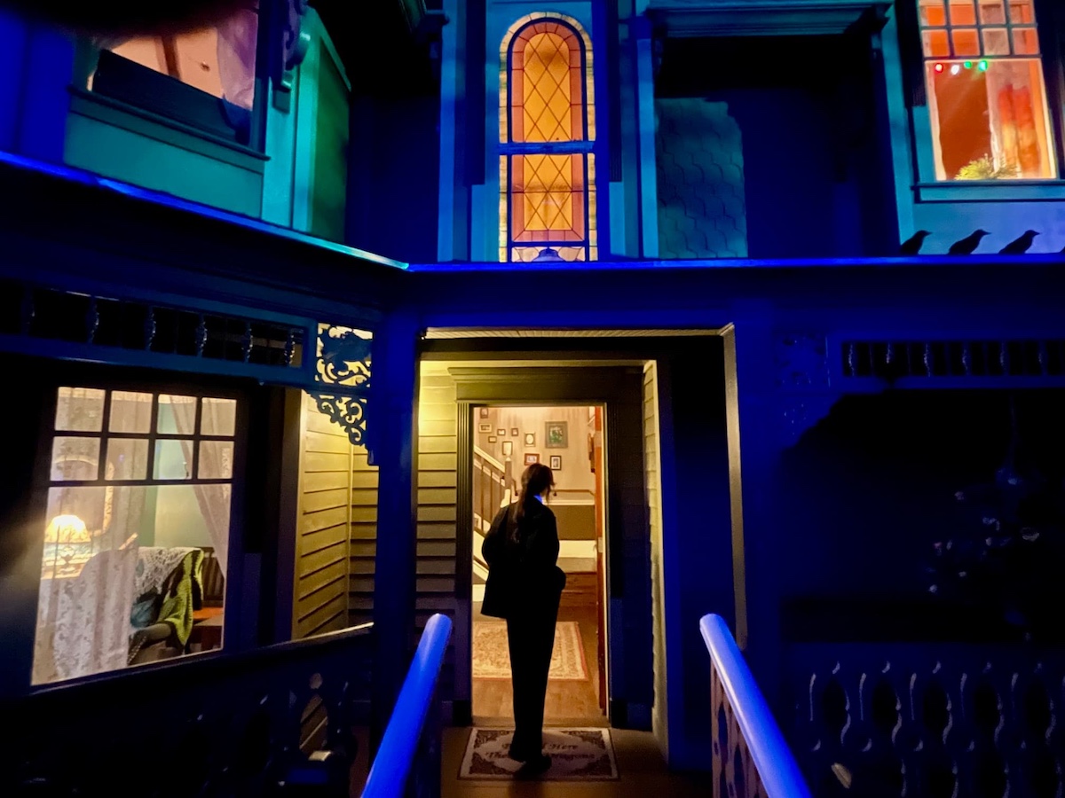 Imagen de un investigador trajeado frente a la casa del eterno retorno